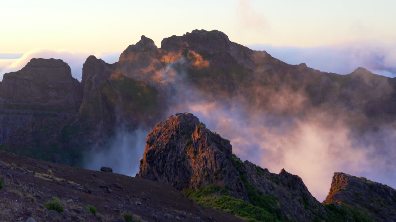 골든 아워 동안 아름다운 태양 반사와 함께 두 개의 록키 산맥에서 일몰을 마주하고 있습니다.