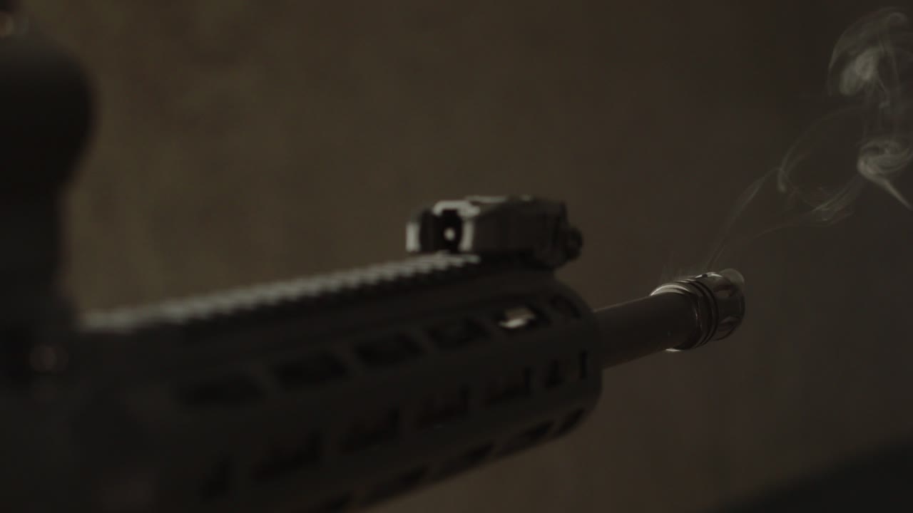 humo saliendo de un cañón de rifle de asalto ar-15 en cámara lenta