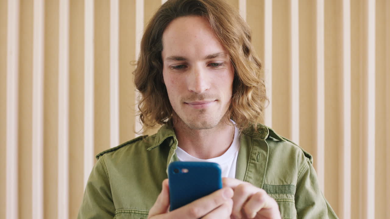 Telefono, social media e uomo che scorre online