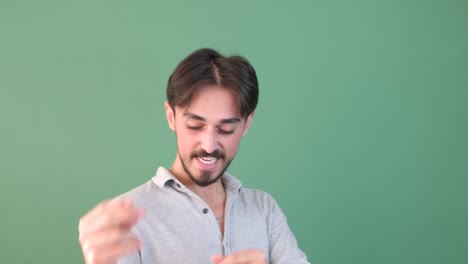 hombre bailando en fondo verde