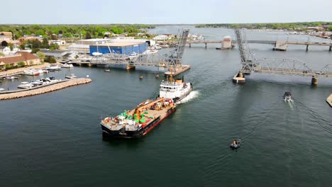 cutter de la guardia costera bristol bay wtgb-102 pasando por el puente dejando sturgeon bay, wisconsin para establecer el verano de bouys