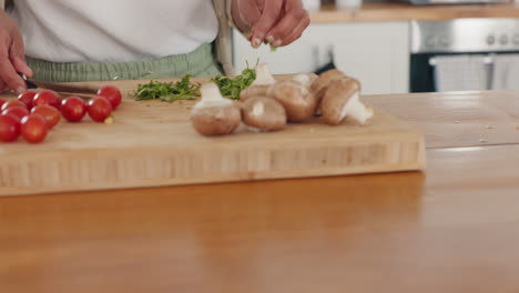 pareja, manos o tortilla cocinando en la cocina
