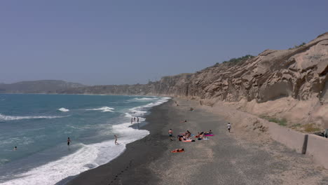 Video-Aéreo-De-Drones-De-La-Playa-De-Vlychada-En-Santorini-En-Un-Día-Ventoso,-4k-Prores