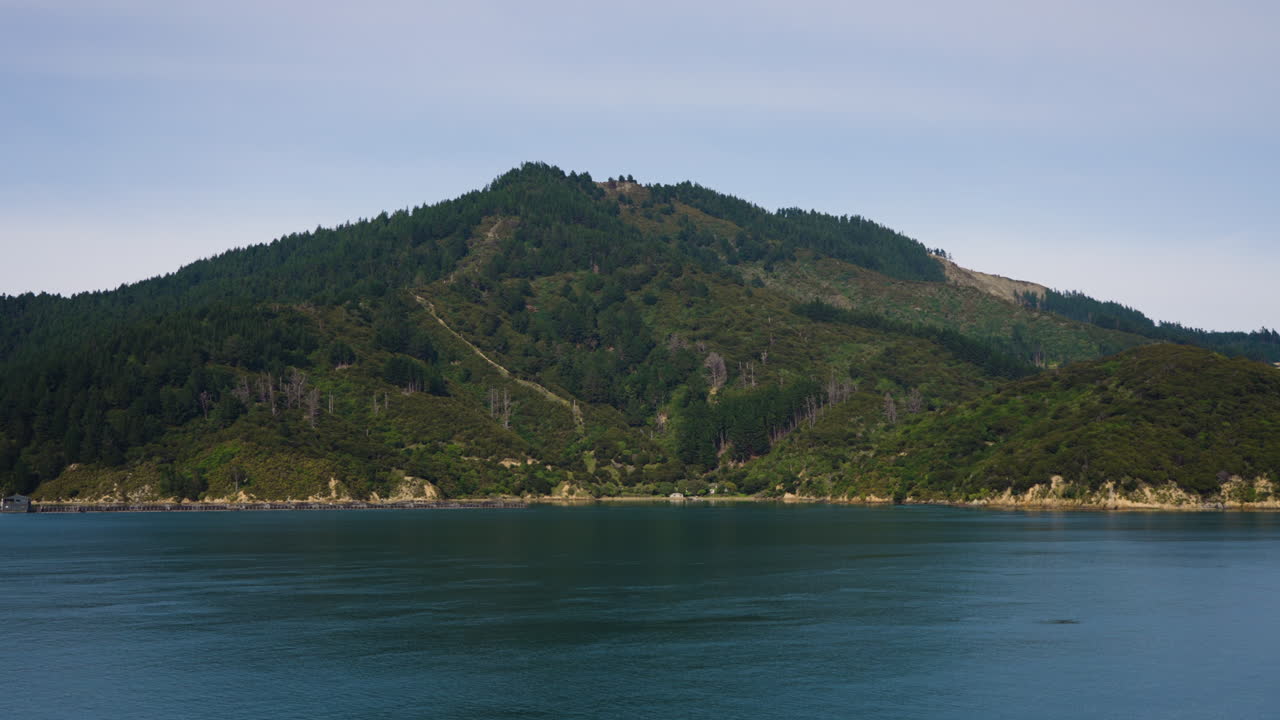 산 계곡 에 있는 호수 와 함께 산 을 촬영 하는 느린 움직임