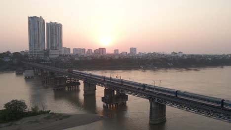 Tren-Corriendo-En-El-Puente-Sobre-El-Río-En-El-Amanecer-De-La-Mañana