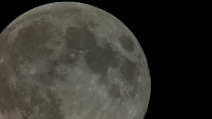 Lua cheia vista através de um telescópio, que a amplia mais