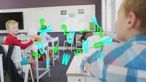 animación de letras y números sobre felices escolares caucásicos hablando en los escritorios en clase