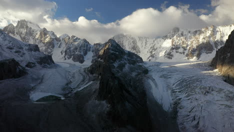 lenta toma cinematográfica épica de drones de una abertura dividida en el glaciar ak-sai en kirguistán