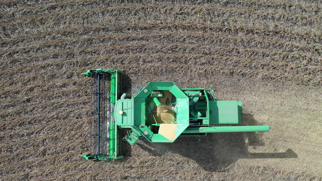 공중 에서 콩 을 수확 하는 수확기