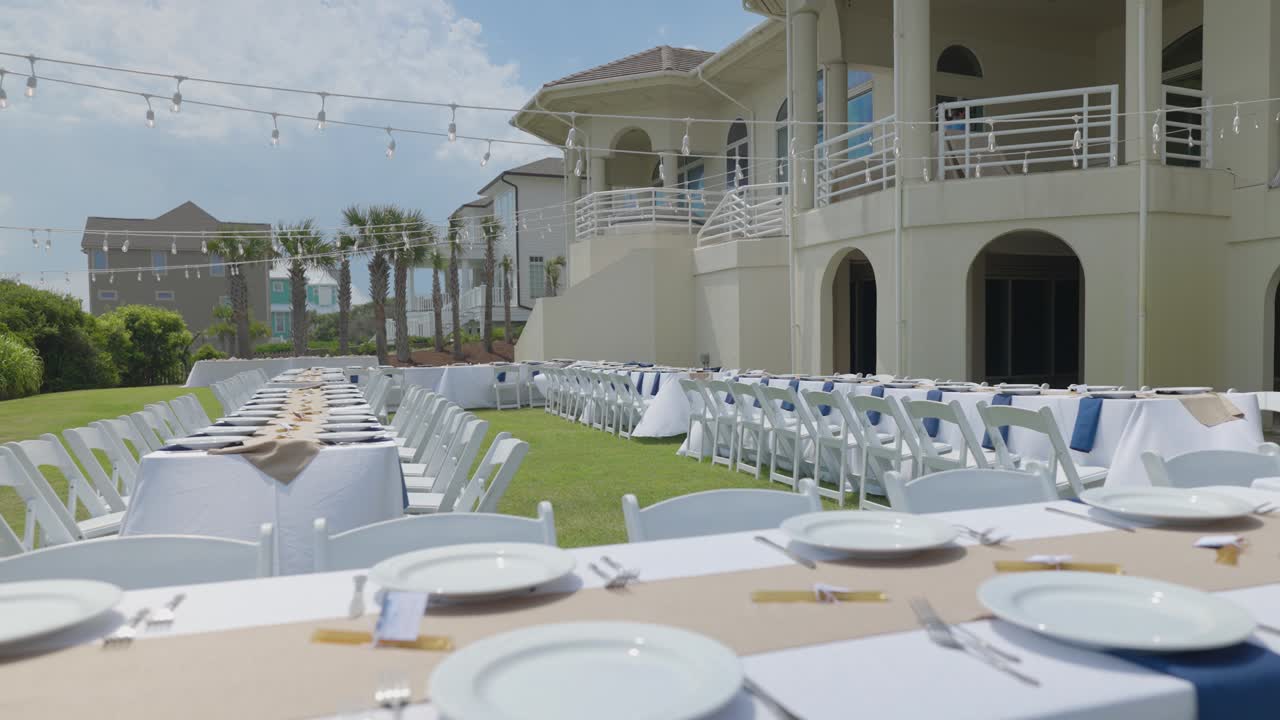 풀밭에 야외에 세워진 목가적인 결혼식 피로연 장소