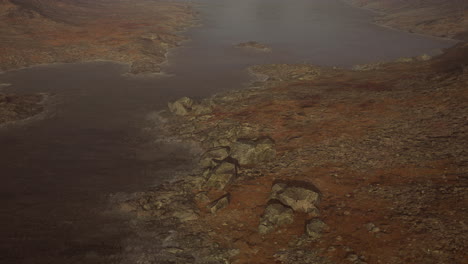 Stimmungsvolle-Landschaft-Mit-Bergsee-Zwischen-Moränen-Bei-Regenwetter