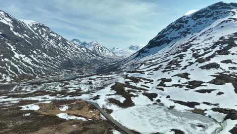 Sognefjellet-Hacia-El-Valle-De-Utladalen-Y-El-Glaciar-Smorstabb-Durante-El-Día-De-Primavera-Y-Verano---Carretera-Del-Paso-De-Montaña-De-Sognefjell-Vista-En-El-Marco-Inferior-Con-El-Valle-De-Boverdalen-Detrás-De-La-Cámara