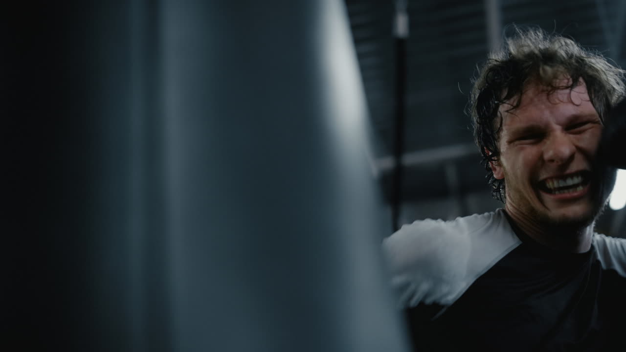 스트레스 파이터는 피트니스 센터에서 타격하고, 스포츠맨은 체육관에서 타격합니다.