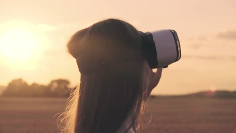 mujer experimentando la realidad virtual al atardecer