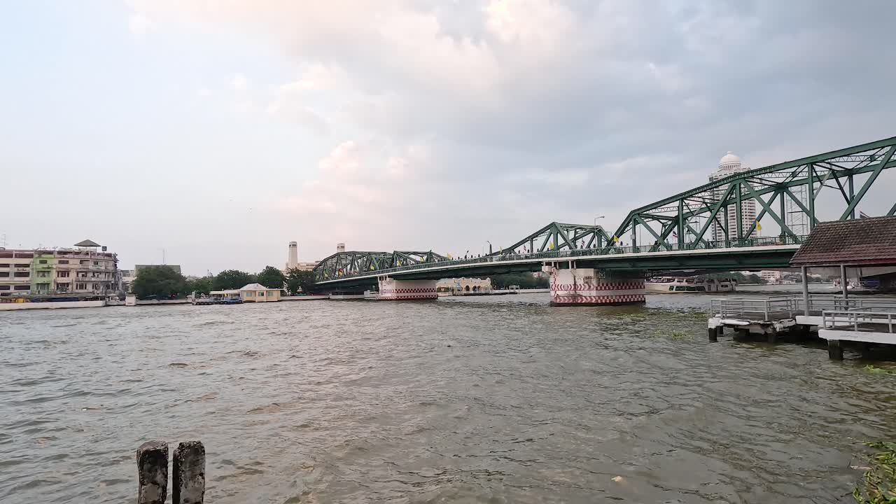 고요한 강 풍경과 상징적인 다리 전망