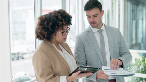 Trabajo-En-Equipo,-Tableta-Y-Documentos-Con-Negocios