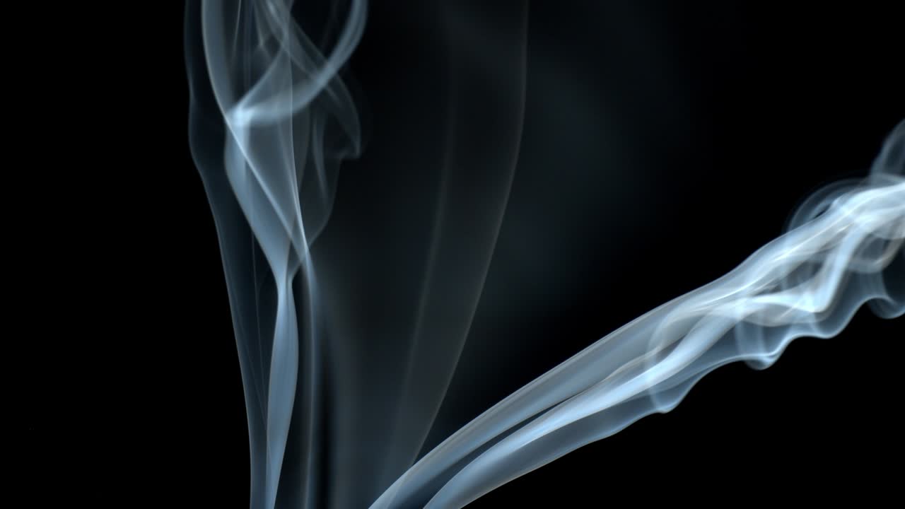 검은색 배경의 연기가 아오르며 연기가 사라집니다.