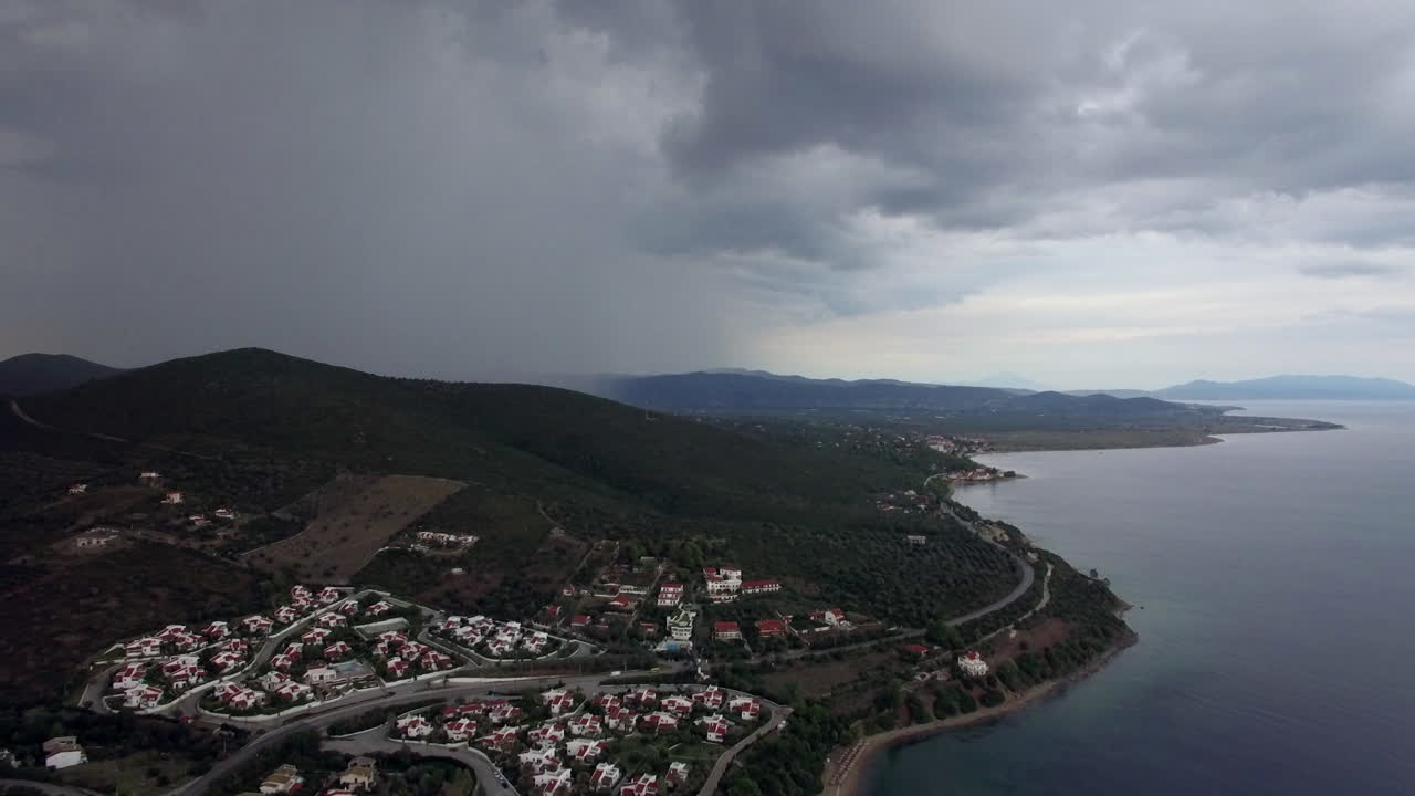 vista aérea del mar y la costa con casas en un día nublado playa de trikorfo grecia