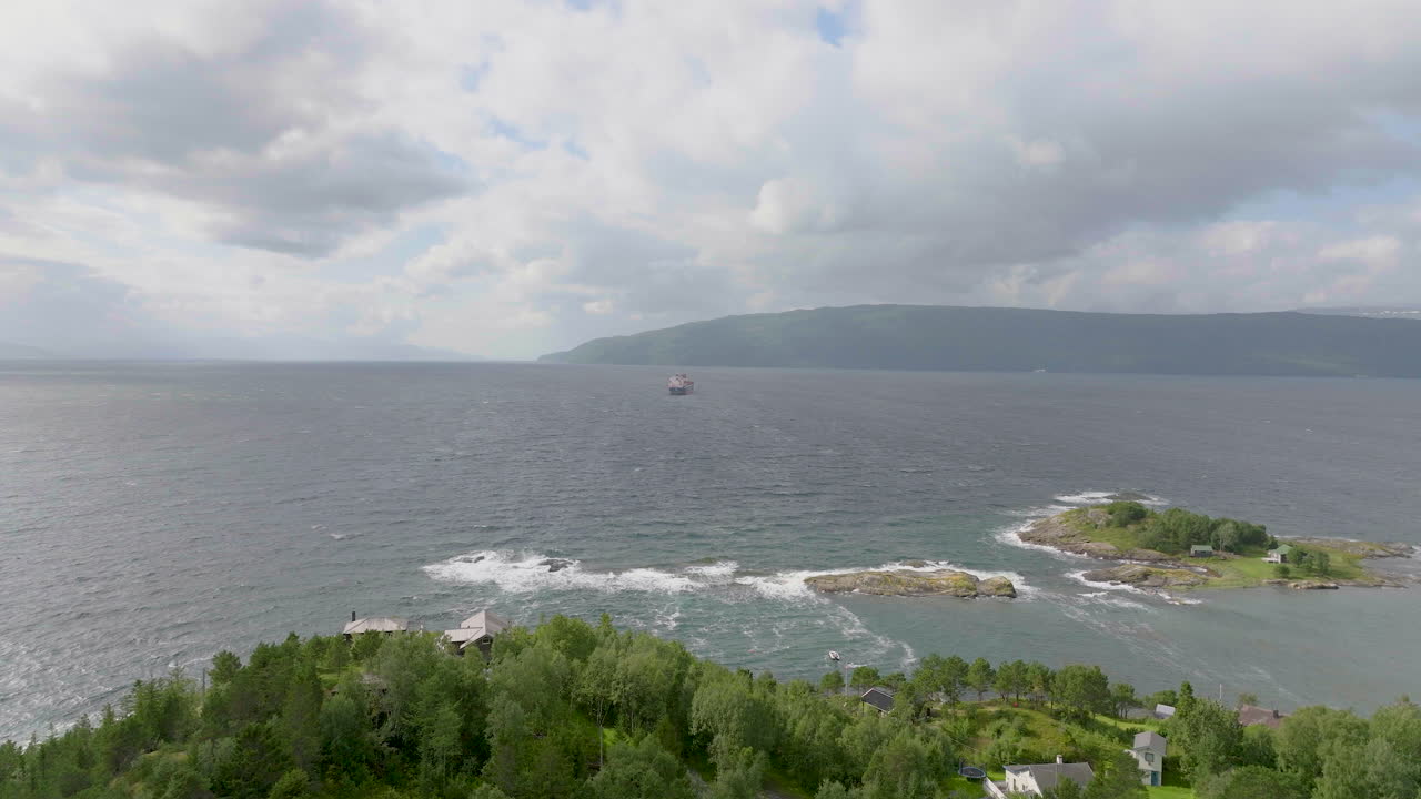 노르웨이 노르드란트의 나르비크에서 본 노르웨이 바다를 항해하는 컨테이너선