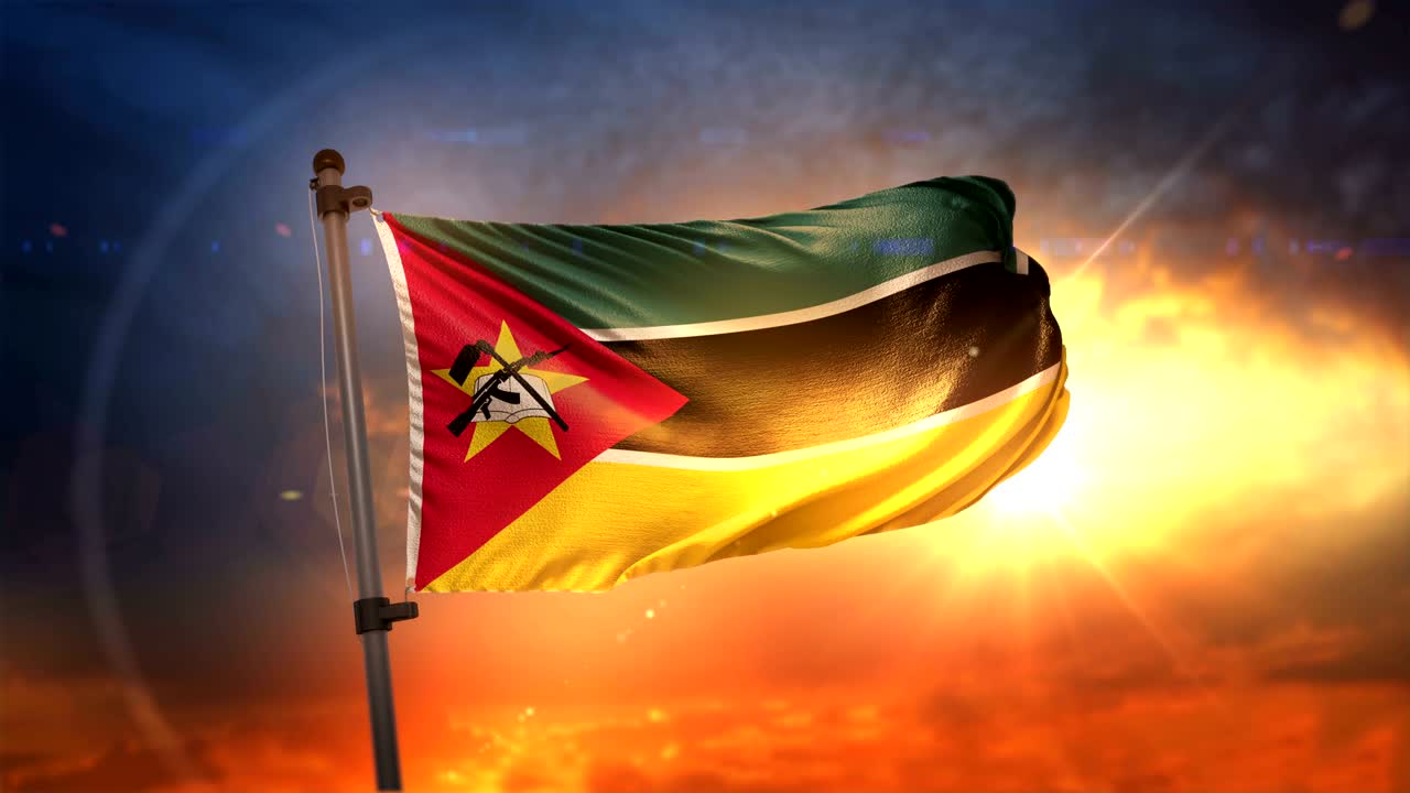 la bandera de mozambique iluminada en el hermoso amanecer en movimiento lento 4k
