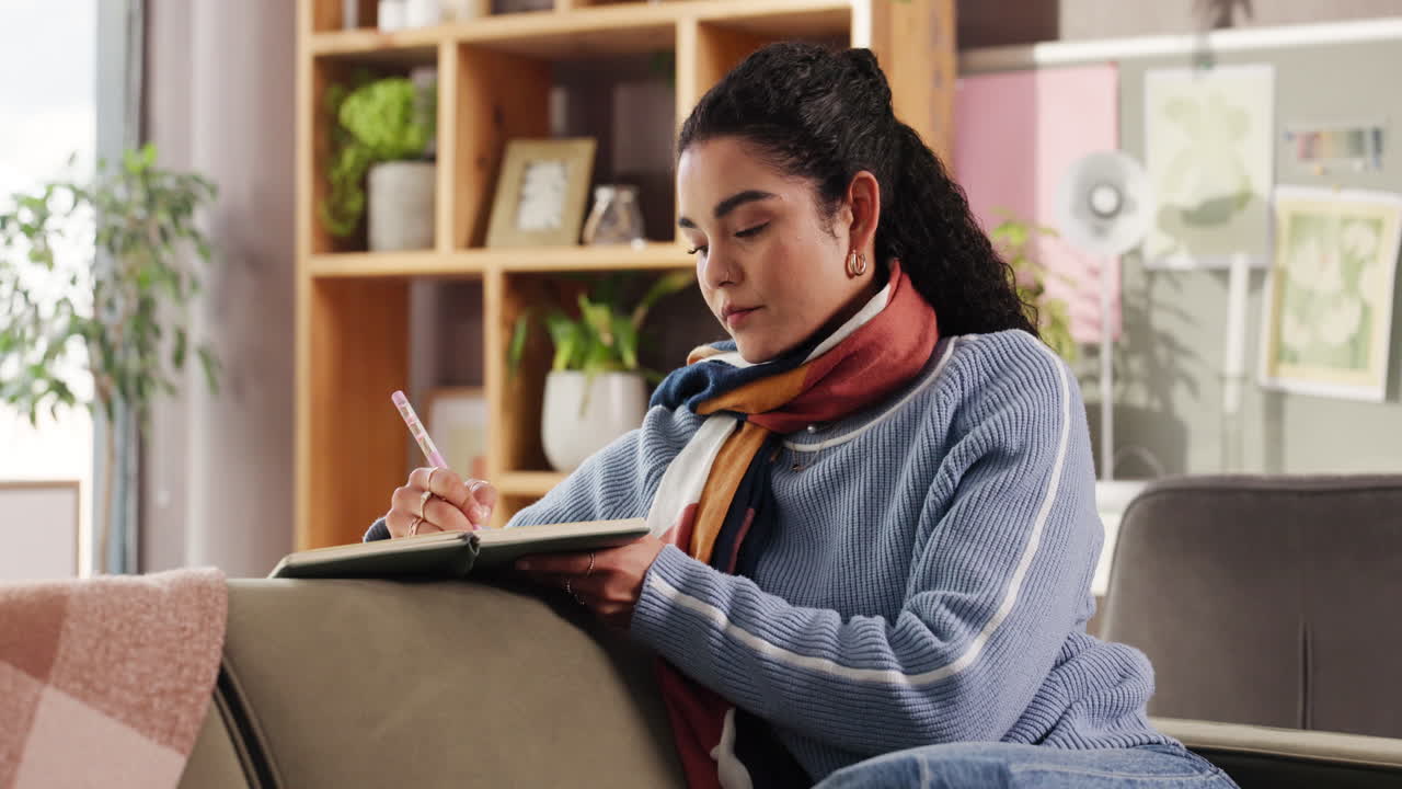 Donna che scrive nel notebook a casa