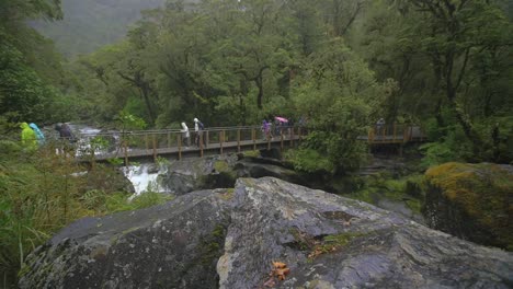 Touristen,-Die-Im-Regen-über-Die-Brücke-Gehen