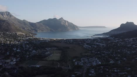 Antena-Hout-Bay,-Ciudad-Del-Cabo-Seguimiento-Hora-Dorada-Izquierda-4k