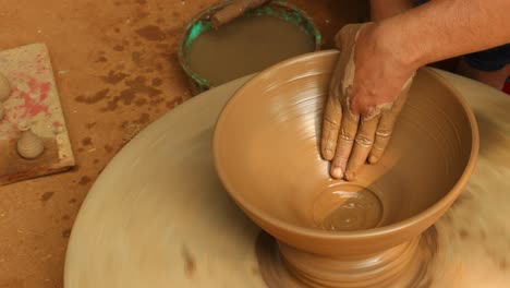 o oleiro no trabalho faz pratos de cerâmica. índia, rajasthan.