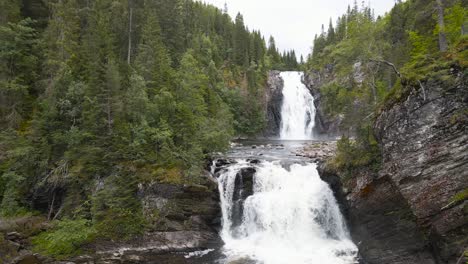 vista hacia las cascadas storfossen y metifossen en el río homla, área de trondheim en noruega