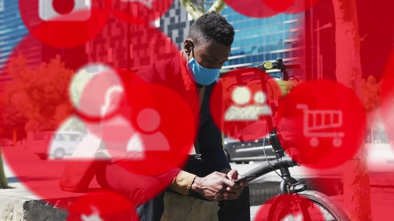 다중 코로나19 세포가 아프리카계 미국인 남성을 향해 떠다니며 스마트폰을 사용하여 얼굴 마스크를 착용합니다.