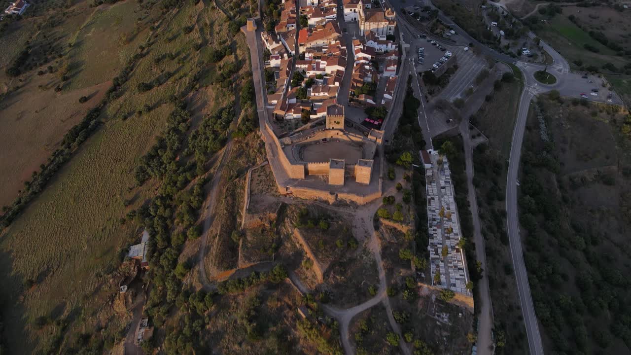 aéreo de arriba hacia abajo sobre el pueblo de monsaraz en la colina al atardecer, portugal