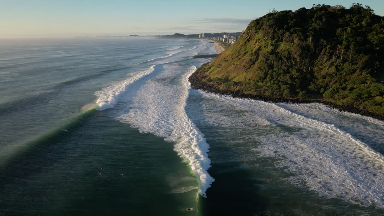 antena aérea inversa sobre el parque nacional de burleigh heads, costa de oro, australia