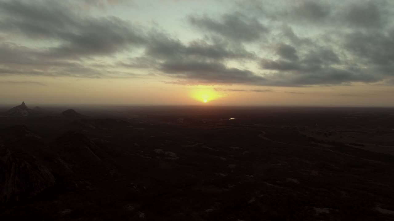 vista aérea de la puesta de sol en el paisaje en la región de ceara, brasil.