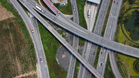 una vista de pájaro del tráfico en una carretera