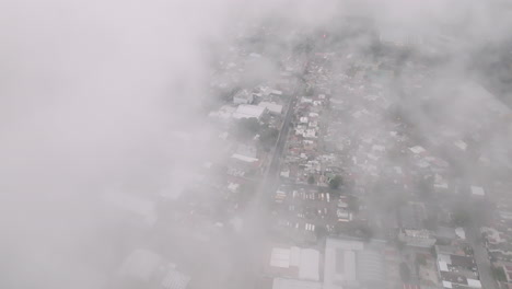 在瓜地馬拉市郊區的雲端上空拍攝的空中影像