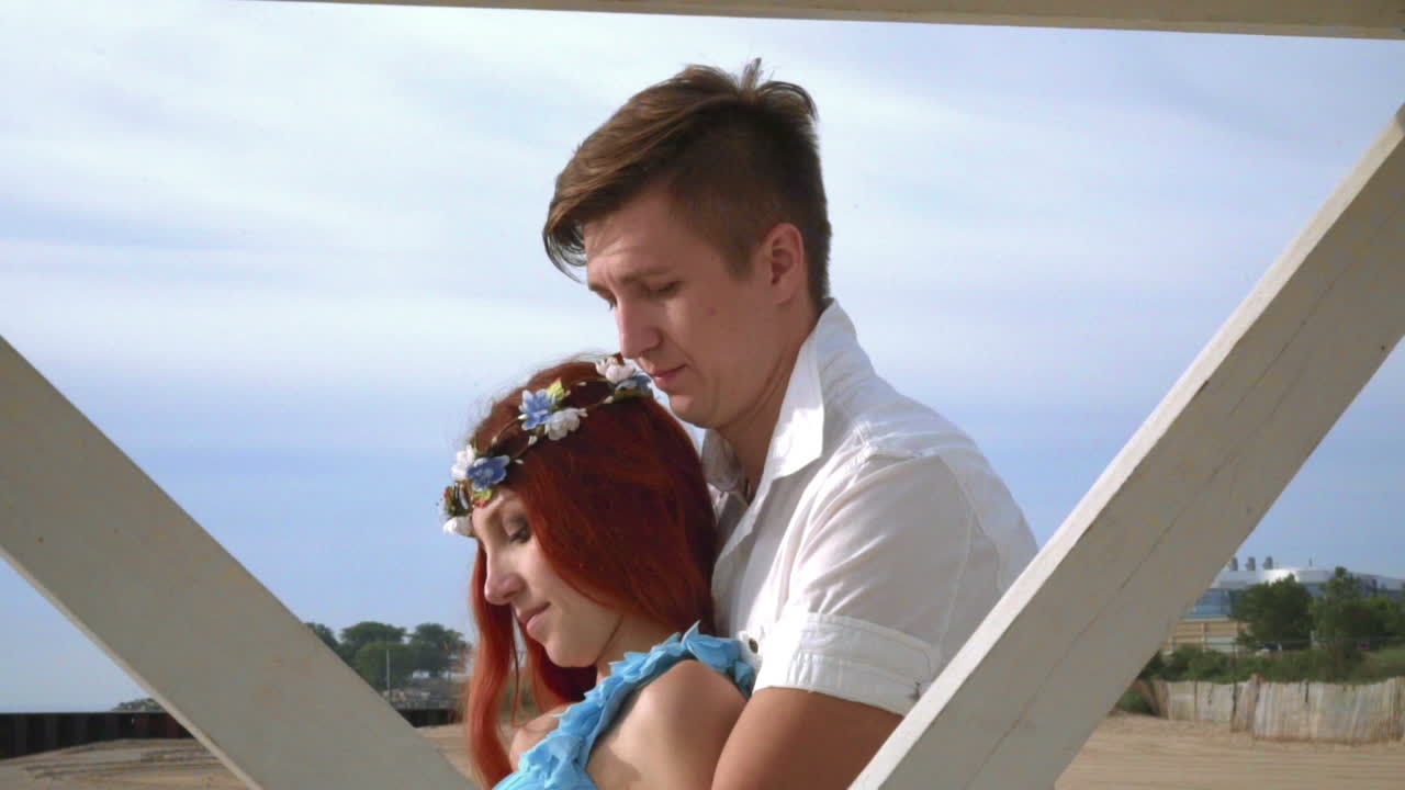 로맨틱한 커플 포옹. 야외에서 사랑하는 커플의 클로즈업. 커플 포옹