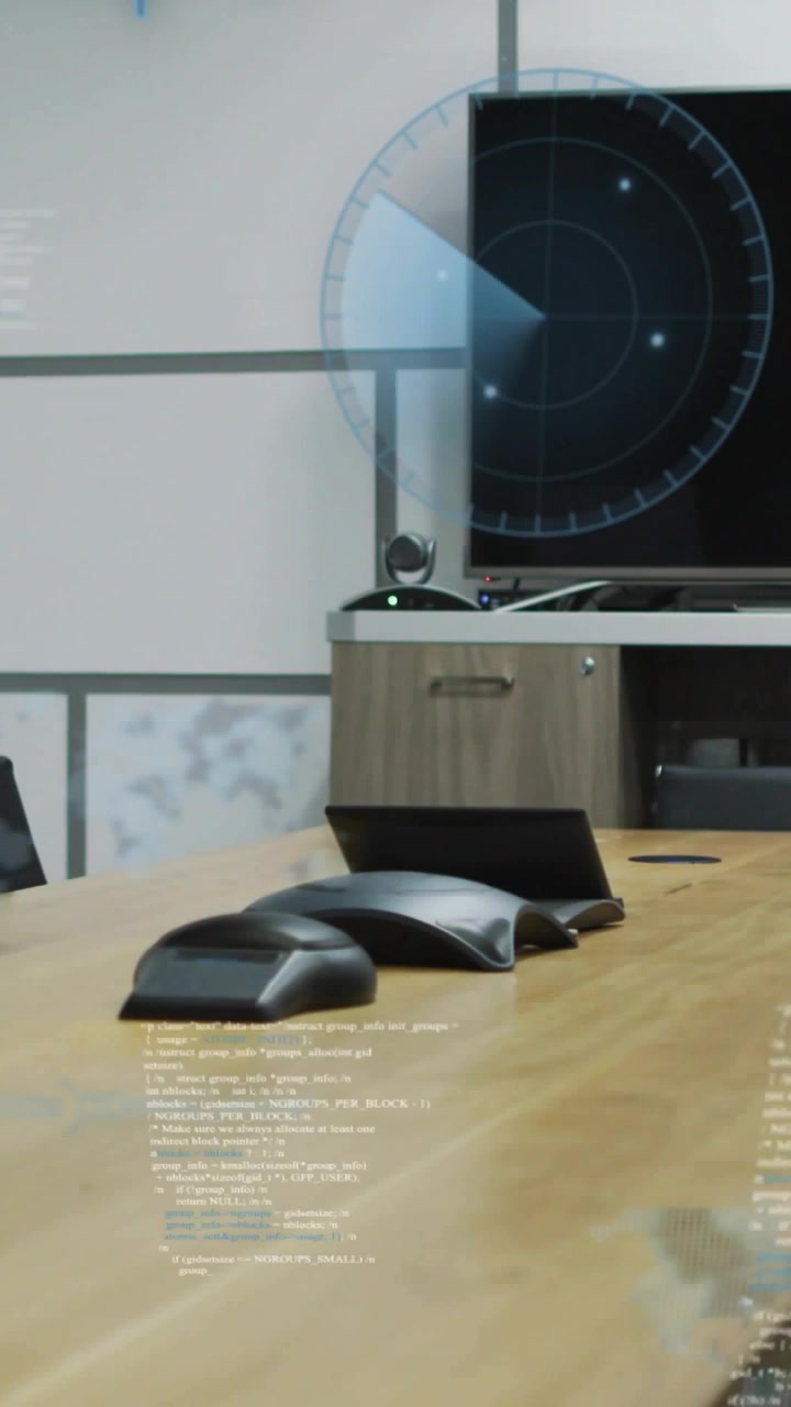 Vídeo vertical: Monitor iniciando radar, mesa com 3 unidades, tablet mostrando mostrador HUD em varredura para AV.