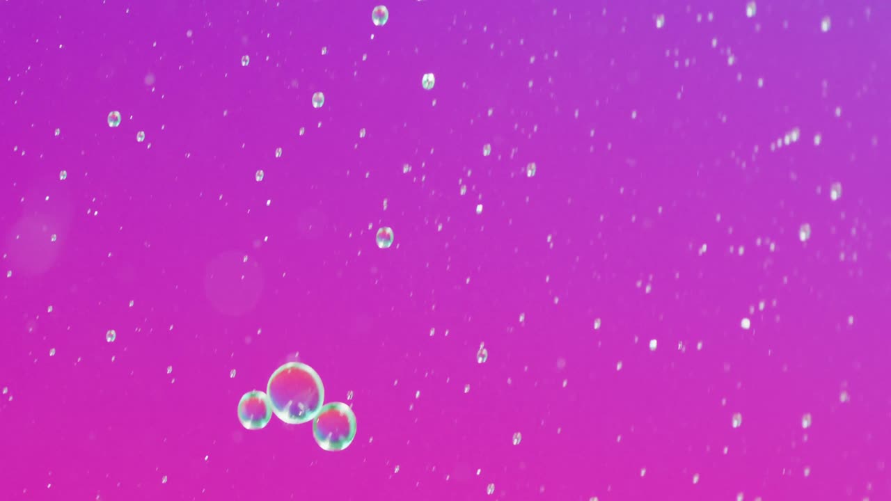 복사 공간과 함께 보라색 배경에 움직이는 거품의 애니메이션