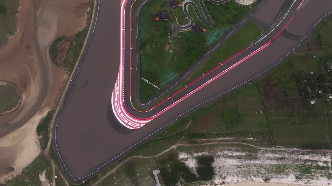 Las primeras luces bañan el circuito de competición de Mandalika, Lombok, Indonesia