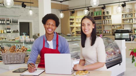 video de una feliz y diversa propietaria y camarero en una cafetería