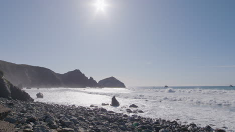 Niedriger-Stationärer-Schuss-Von-Wellen,-Die-An-Einem-Sonnigen-Sommertag-Entlang-Der-Felsigen-Ufer-Des-Big-Sur-California-Beach-Abstürzen