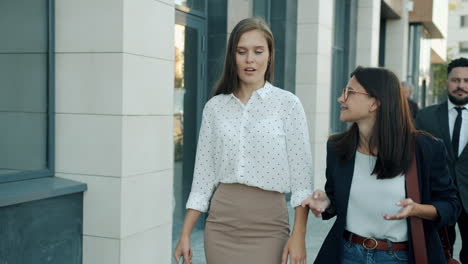 mujeres de negocios en conversación