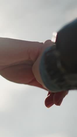 un primer plano de dos personas con las manos extendidas, iluminadas por el suave resplandor de la luz solar