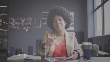 animación de procesamiento de datos contra una mujer de negocios afroamericana que tiene una llamada de video en la oficina