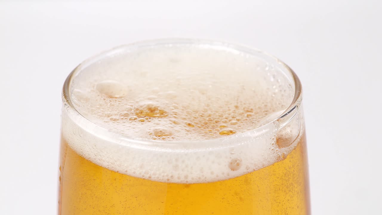 primer plano de un vaso de cerveza