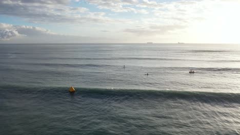 Luftaufnahme-Von-Frühmorgendlichen-Schwimmern-Mit-Sonnenschein,-Der-Die-Bucht-Von-Scarborough-Beleuchtet,-Sommer