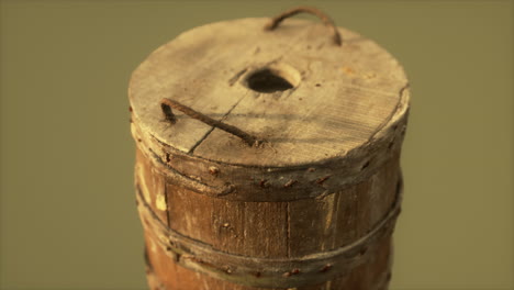 viejo cubo de madera oxidado usado