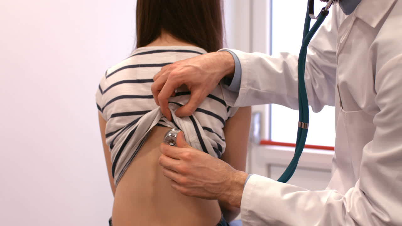 el médico examinando a una chica.