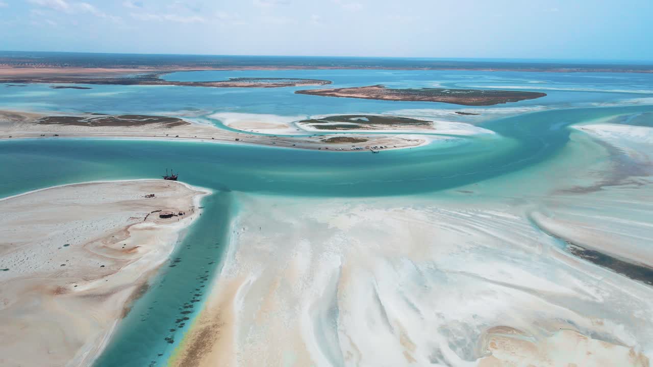Pemandangan udara pantai akuatik Hassi El Jerbi dengan orang-orang dan perahu di air di Zarzis, Tunisia