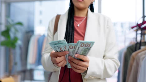 Mujer,-Contando-Dinero-Y-Billetes-Con-Dólares